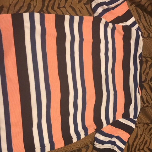 Selling at size L I bought it for a party. This is good for a basic fit or party - Picture 2 of 3